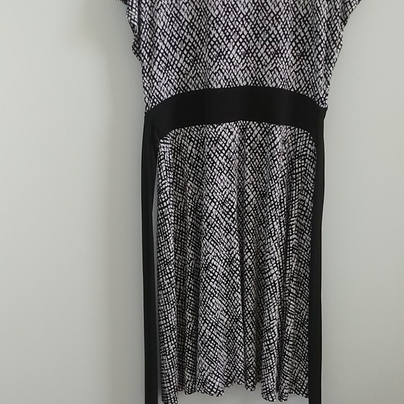 J Howard Black and White sleeveless Stretch Social Dress - Picture 9 of 9